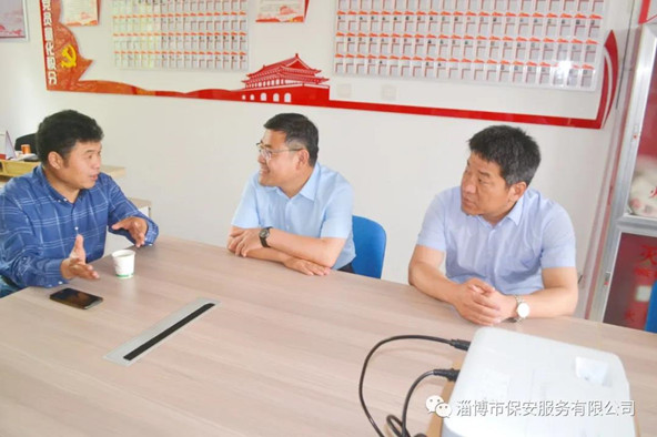 聽取社區(qū)工作人員對(duì)社區(qū)基本情況和群眾反映的意見、需求的介紹.jpg