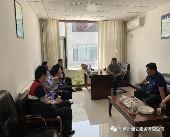 公司黨委書記、董事長(zhǎng)竇文鋒陪同省公安廳駐點(diǎn)組、市公安局治安支隊(duì)領(lǐng)導(dǎo)對(duì)我公司進(jìn)行專項(xiàng)檢查.jpg